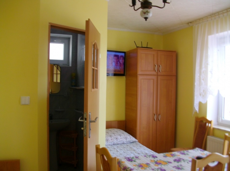 Pokoje Gościnne Bartek pokój nr.1 z widokiem na wejście do łazienki
