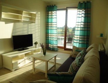  Apartament Lazurowy pokój dzienny z wyjściem na balkon