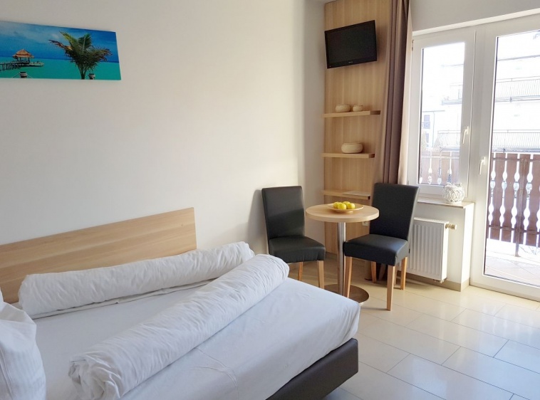 Apartamenty i pokoje gościnne IZBA U JĘDRUSIA Pokój nr 2 - na pierwszym piętrze, dla 2 osób , ewentualnie dla 2 osób z malutkim dzieckiem.