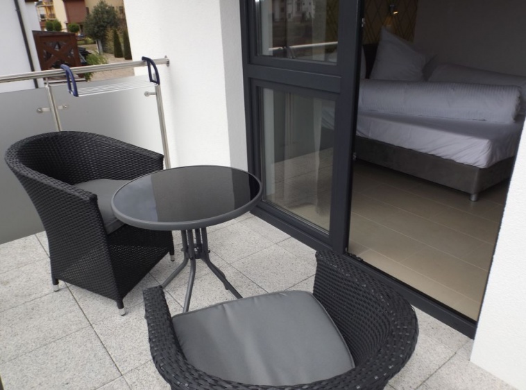 Apartamenty WILLA PORT Apartament jednopokojowy nr 5-dla 2 osób lub dla 2 osób z max.2 dzieci Możliwość rozdzielenia łoża małżeńskiego na dwa poj. łóżka hotelowe.