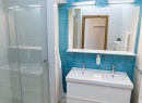 Komfortowa łazienka z podwójną umywalką oraz obszerną kabiną prysznicową