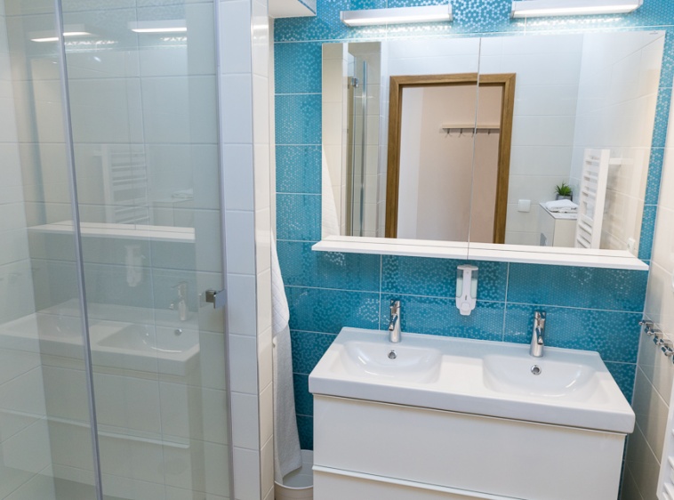 Apartament KLIF Komfortowa łazienka z podwójną umywalką oraz obszerną kabiną prysznicową