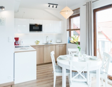 Apartament WYDMOWY Kompleksowo wyposażona kuchnia z dużym stołem dla całej rodziny