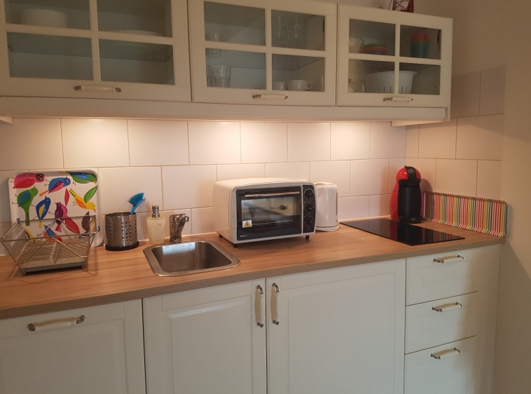 Apartament Przy Plaży 3 aneks kuchenny apartament Przy Plaży 3- mini piekarnik, ekspres do kawy, płyta ceramiczna, lodówka, zmywarka itp.