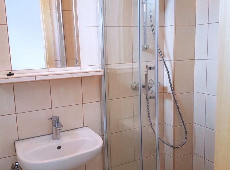 Apartamenty i pokoje gościnne IZBA U JĘDRUSIA Pokój nr 7 -  na drugim piętrze, dla 2 osób, ewentualnie dla 2 osób z malutkim dzieckiem