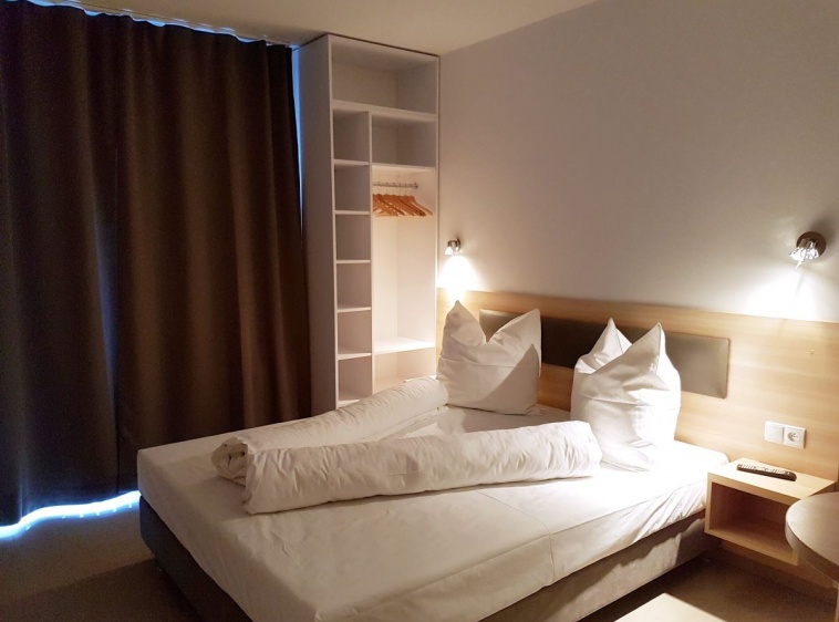 Apartamenty i pokoje gościnne IZBA U JĘDRUSIA Pokój nr 9 -  na drugim pietrze dla 2 osób, ewentualnie dla 2 osób z małym dzieckiem.