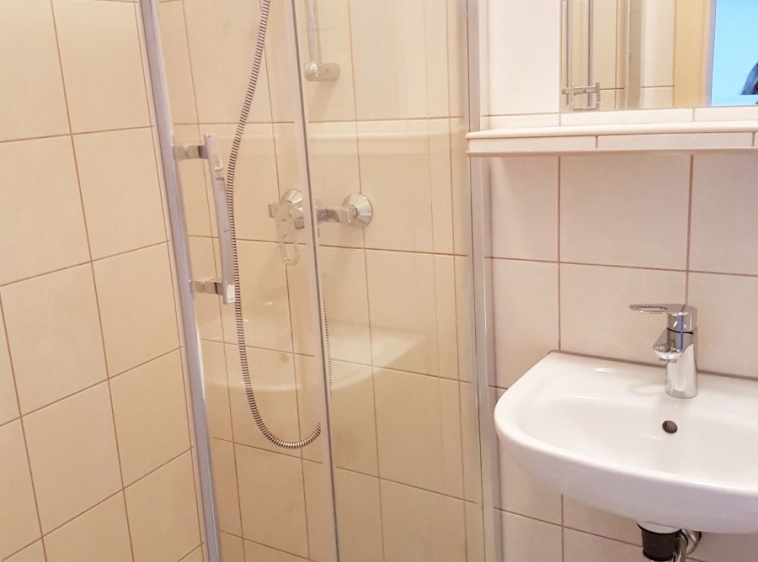 Apartamenty i pokoje gościnne IZBA U JĘDRUSIA Pokój nr 10  -  na drugim piętrze dla 3 osób.Łóżko małżeńskie 1,4 m. oraz łóżko pojedyncze