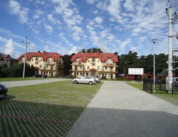  Apartament Lazurowy parking przed budynkiem