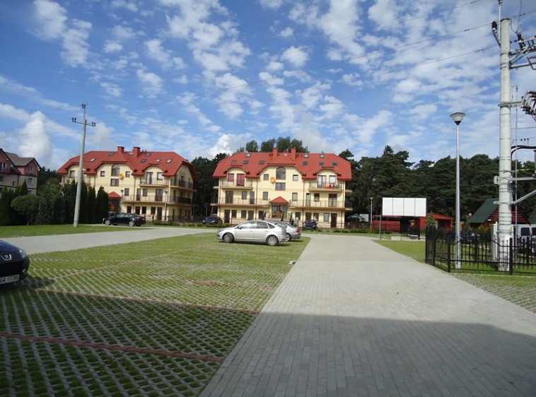  Apartament Lazurowy parking przed budynkiem