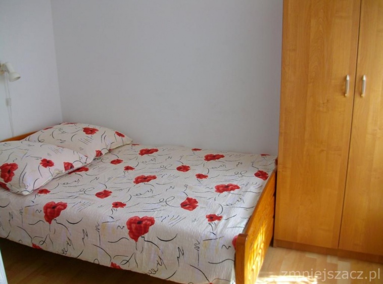 Pokoje Gościnne Bartek łóżko małżeńskie na wejściu do  pokoju nr.7