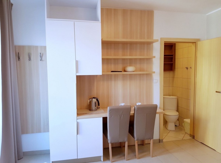 Apartamenty i pokoje gościnne IZBA U JĘDRUSIA Pokój nr 5 - na pierwszym piętrze dla 3 osób. Łóżko małżeńskie 1,4 m. oraz łóżko pojedyncze.