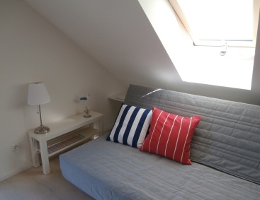 Apartament Przy Plaży 3 kanapa rozkładana w pokoju dziennym apartamentu 3