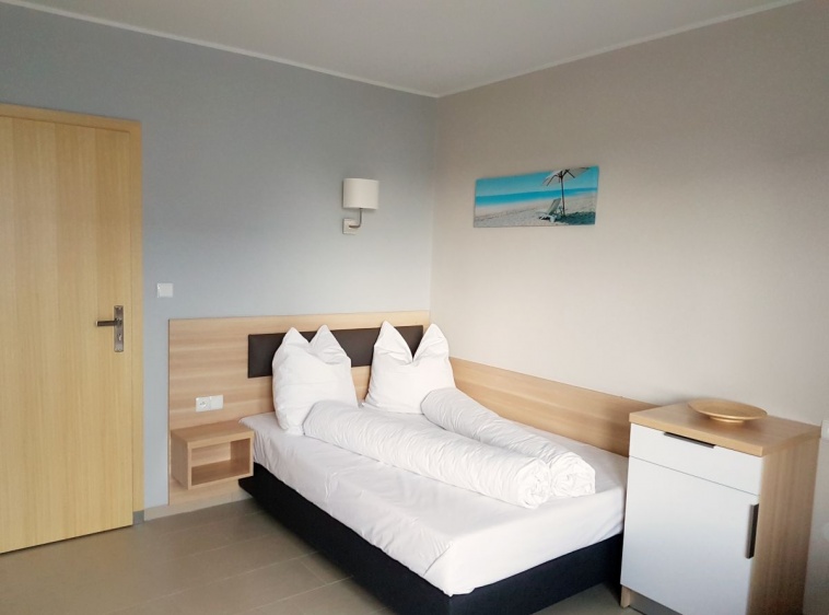 Apartamenty i pokoje gościnne IZBA U JĘDRUSIA Pokój nr 10  -  na drugim piętrze dla 3 osób.Łóżko małżeńskie 1,4 m. oraz łóżko pojedyncze