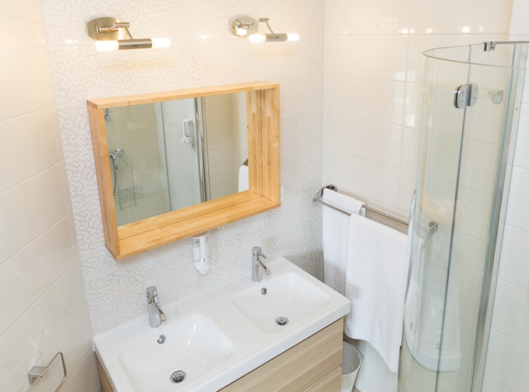 Apartament WYDMOWY Komfortowa łazienka z podwójną umywalką oraz kabiną prysznicową