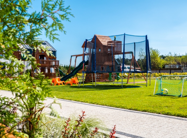 Dębki Plaza DomkiPlac zabaw 