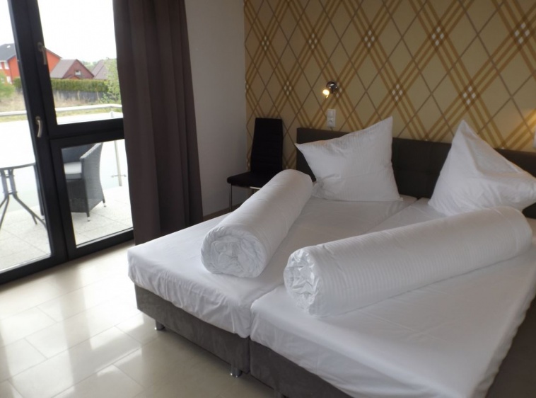 Apartamenty WILLA PORT Apartament jednopokojowy nr 5-dla 2 osób lub dla 2 osób z max.2 dzieci Możliwość rozdzielenia łoża małżeńskiego na dwa poj. łóżka hotelowe.