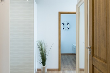 Korytarz z pojemną szafą