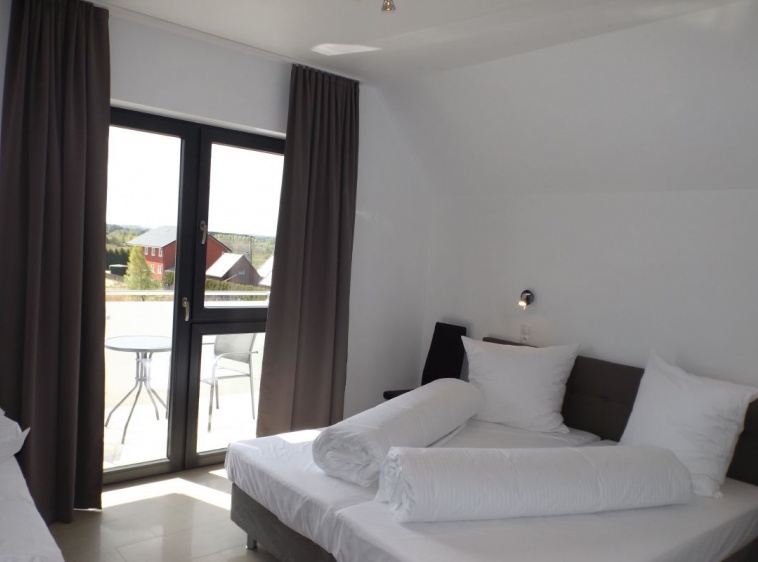 Apartamenty WILLA PORT Apartament jednopokojowy nr 9-2 osób lub dla 2 osób z max. 2 dzieci Możliwość rozdzielenia łoża malżeńskiego na dwa poj. łóżka hotelowe.