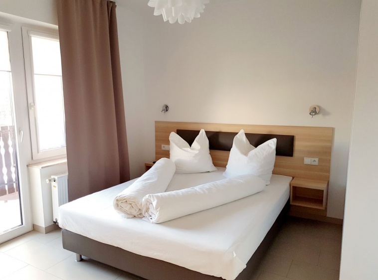 Apartamenty i pokoje gościnne IZBA U JĘDRUSIA Apartament nr 3 - nowy apartament na pierwszym piętrze dla od 2 do 4 osób z aneksem kuchennym.