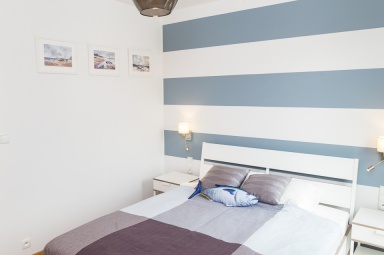 Przytulna sypialnia z szerokim ł&oacute;żkiem ...