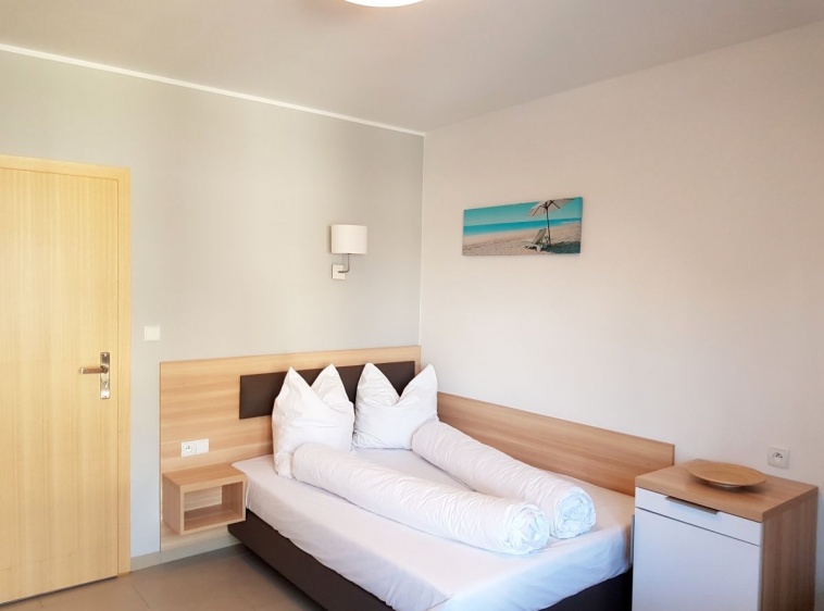 Apartamenty i pokoje gościnne IZBA U JĘDRUSIA Pokój nr 5 - na pierwszym piętrze dla 3 osób. Łóżko małżeńskie 1,4 m. oraz łóżko pojedyncze.