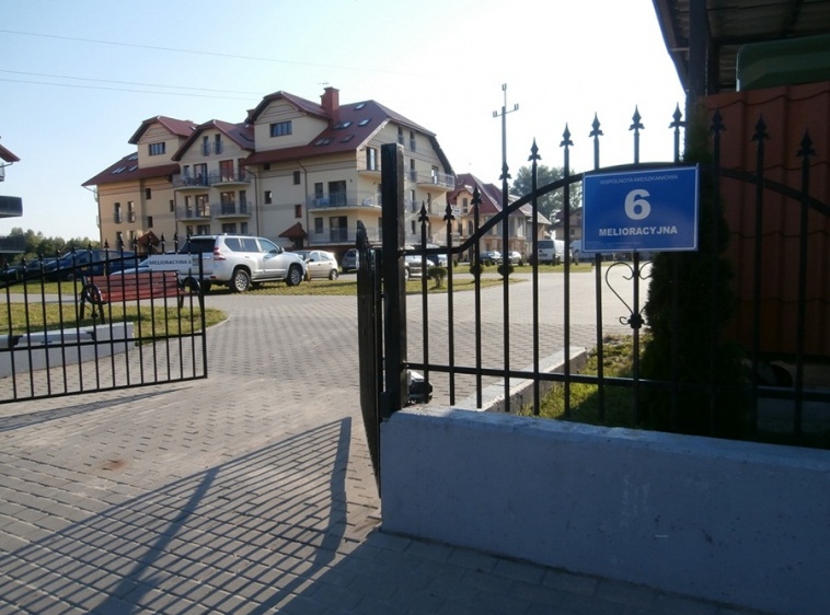 Apartament Przy Plaży 3 budynek z brama wjazdową- Melioracyjna 4-6