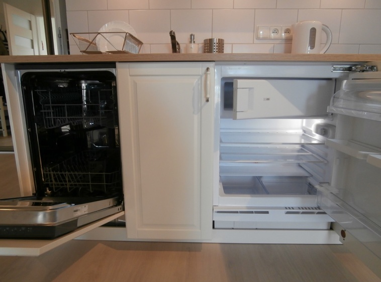 Apartament Przy Plaży 3 zmywarka, lodówka z zamrażalnikiem w aneksie kuchennym