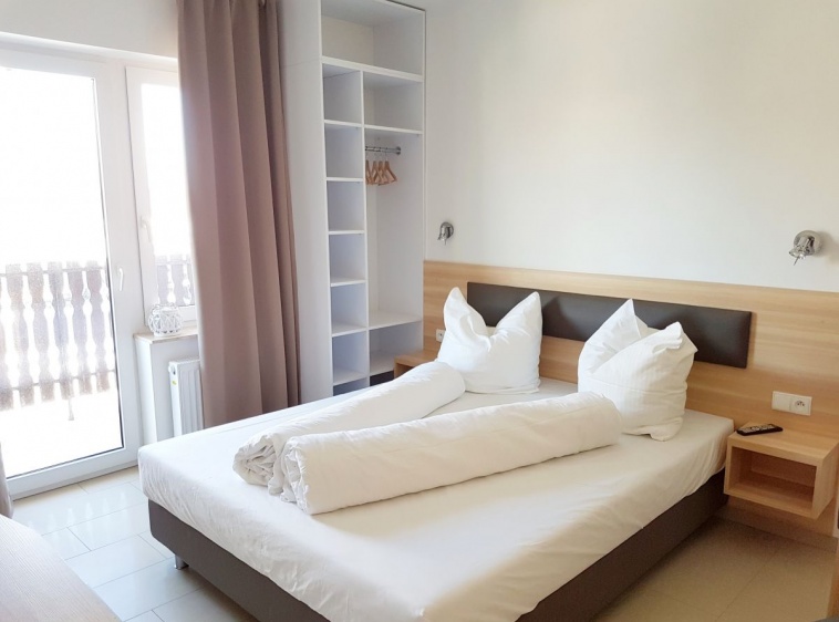 Apartamenty i pokoje gościnne IZBA U JĘDRUSIA Pokój nr 4 -  na pierwszym pietrze dla 2 osób, ewentualnie dla 2 osób z małym dzieckiem. 