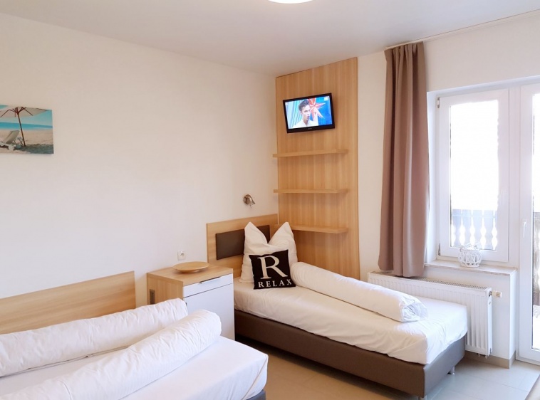 Apartamenty i pokoje gościnne IZBA U JĘDRUSIA Pokój nr 5 - na pierwszym piętrze dla 3 osób. Łóżko małżeńskie 1,4 m. oraz łóżko pojedyncze.