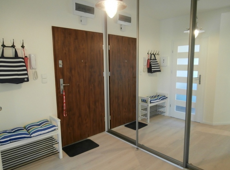 Apartament Przy Plaży 3 przedpokój z dużą szafą lustrzaną apartament 3