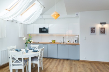 Kompleksowo wyposażona kuchnia z dużym stołem dla całej rodziny