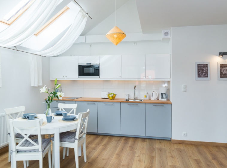 Apartament KLIF Kompleksowo wyposażona kuchnia z dużym stołem dla całej rodziny