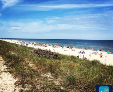 Błękitne niebo nad plażą w Karwi.