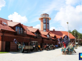 Kompleks Rybaczówka w Dębkach, który służy do obsługi przystani rybackiej.