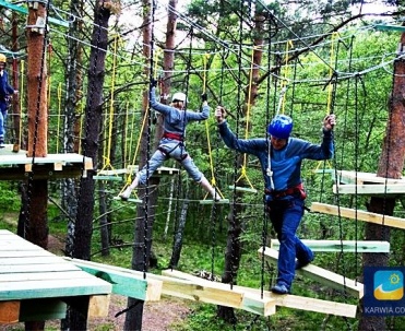 Park linowy, czyli atrakcja dla osób w każdym wieku.