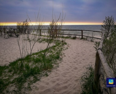 plaża między Karwią a Jastrzębią Górą ok 30 min spacerem od Karwi