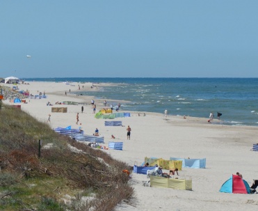 Karwia - szeroka plaża, nawet w sezonie nie jest bardzo zatłoczona.