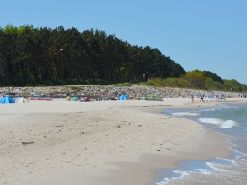 Karwia - plażowicze przy ujściu Karwianki do morza.