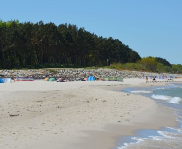 Karwia - plażowicze przy ujściu Karwianki do morza.