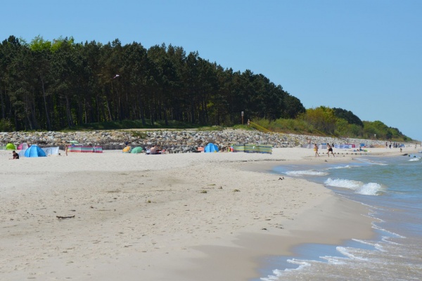 Karwia - plażowicze przy ujściu Karwianki do morza.