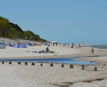Plaża przy ujściu Karwianki do morza - ulubione miejsce plażowania rodzin z dziećmi.