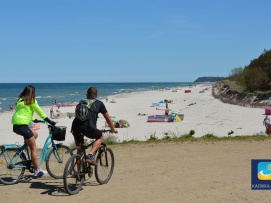 Ścieżka między plażą a lasem. Rowerem można przejechać wzdłuż linii brzegowej.