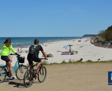 Ścieżka między plażą a lasem. Rowerem można przejechać wzdłuż linii brzegowej.