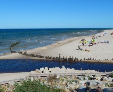 Falochron przy ujściu Karwianki. Spokojne i bez tłumów miejsce do plażowania.