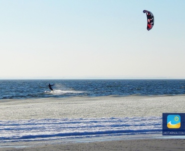 Kitesurfer na Zatoce zimową porą.