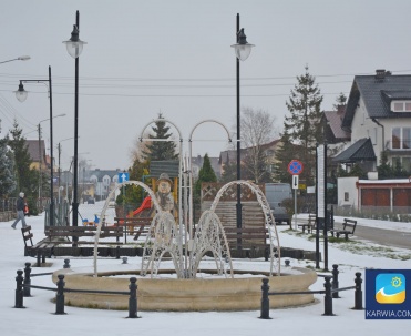 Skwer z fontanną i ławeczkami na rogu ulic Kopernika i Kolorowej.
