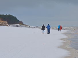 Zimowy spacer po plaży w Karwi.