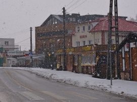 Ulica Wojska Polskiego w zimowej scenerii. 