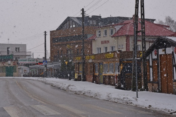 Ulica Wojska Polskiego w zimowej scenerii. 
