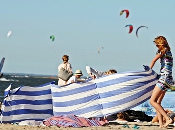 Plaża za parawanem, czyli nadbałtycki trend wśród plażowiczów